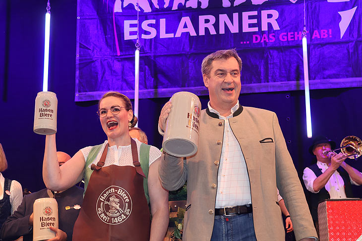 Augsburgs Oberbürgermeisterin Eva Weber und Minsterpräsident Dr. Markus Söder nach dem Anstich auf dem Osterplärrer 2024 in Augsburg (©Foto: Martin Schmitz)